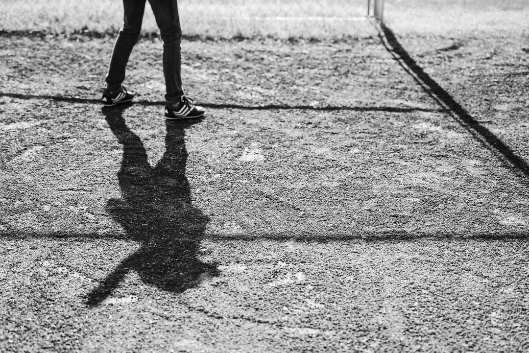 foto en escala de grises de una persona caminando en el campo rompecabezas en línea