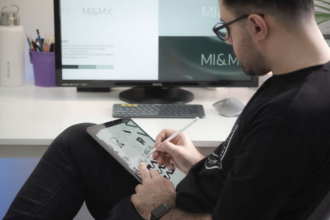 muž v černé košili s dlouhým rukávem online puzzle