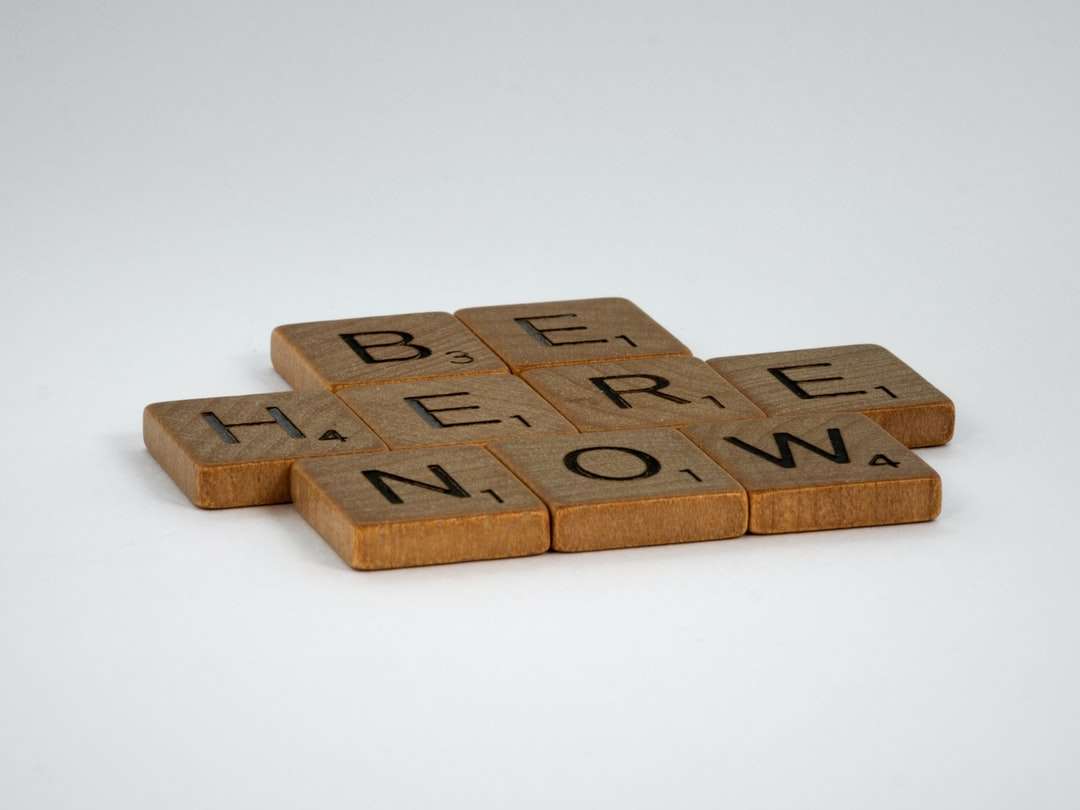 白い表面に茶色の木製ブロック オンラインパズル
