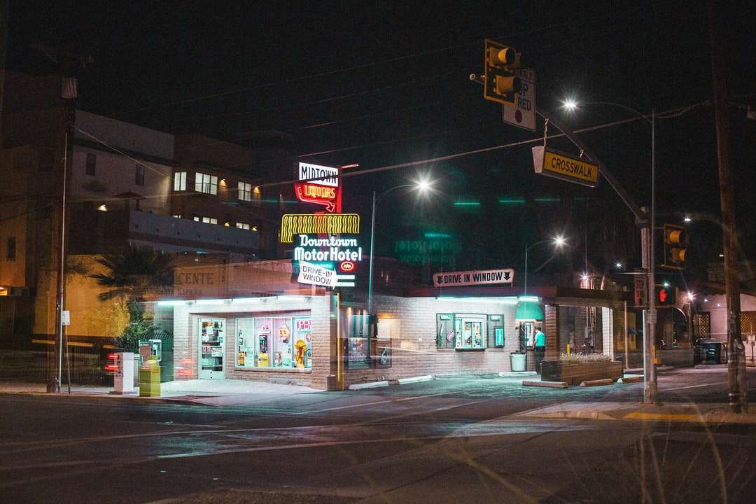 Λευκό και κόκκινο κατάστημα μπροστά κατά τη διάρκεια της νύχτας online παζλ