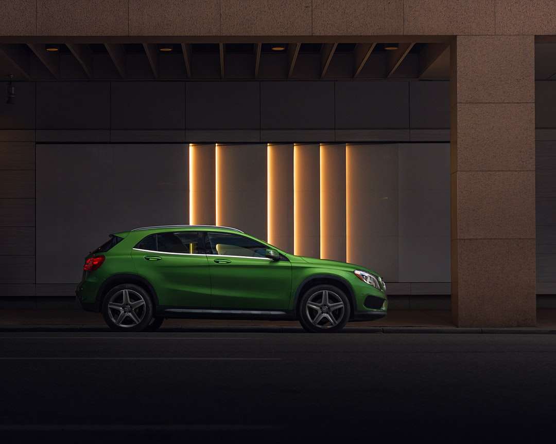 Green Coupe geparkeerd naast bruin gebouw legpuzzel online