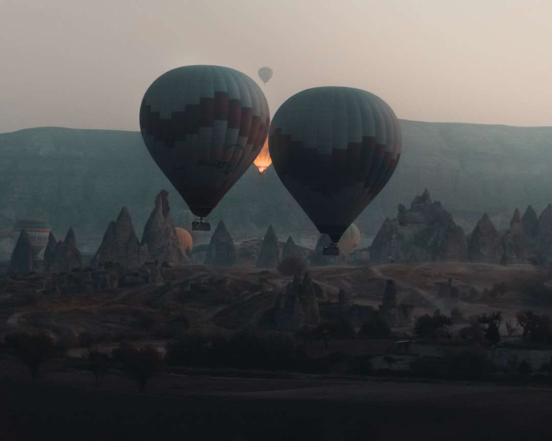 Varmluftsballonger på staden under dagtid Pussel online