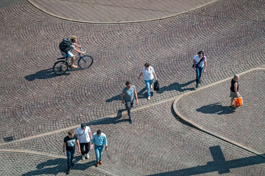 Οι άνθρωποι περπατούν στο δρόμο κατά τη διάρκεια της ημέρας online παζλ