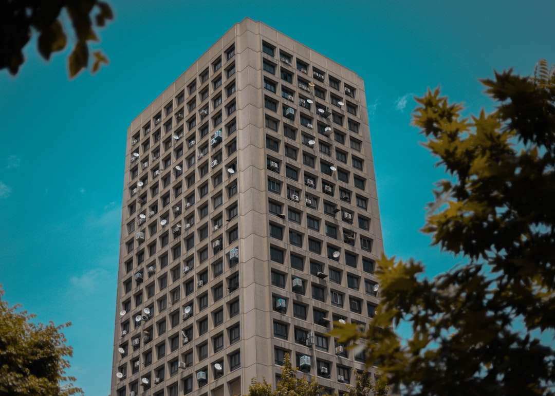 Edifício de concreto branco sob o céu azul durante o dia quebra-cabeças online