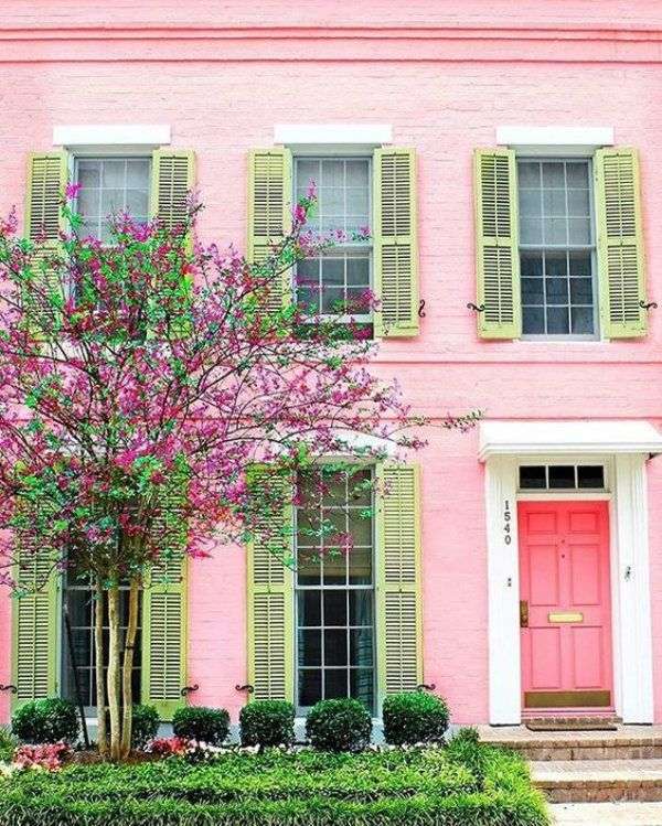 Een huis met een roze façade en luiken online puzzel