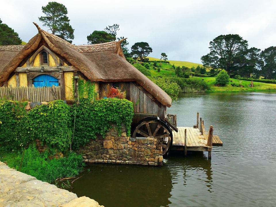 Hobbiton, λίμνη στη Νέα Ζηλανδία online παζλ
