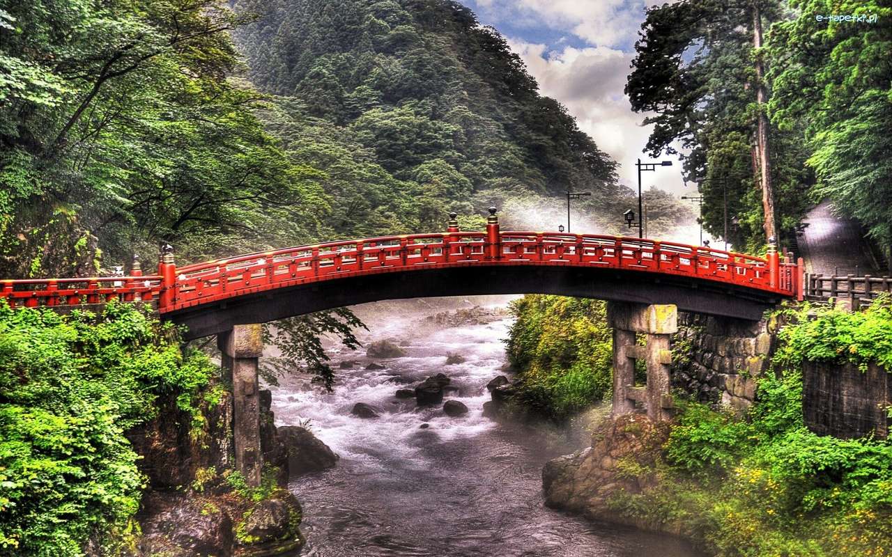 Híd a folyó felett az erdőben kirakós online