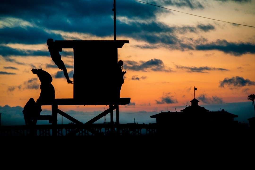 Silhouette eines Mannes, der während des Sonnenuntergangs auf einem Stuhl sitzt Online-Puzzle
