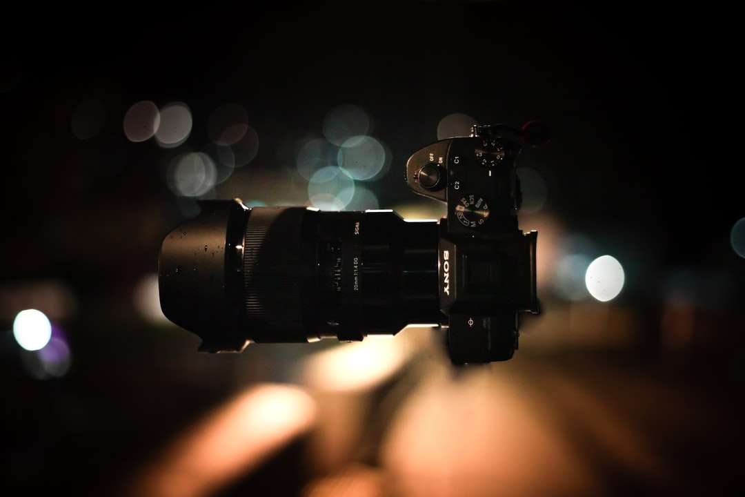 černý dslr fotoaparát s bokeh světly skládačky online