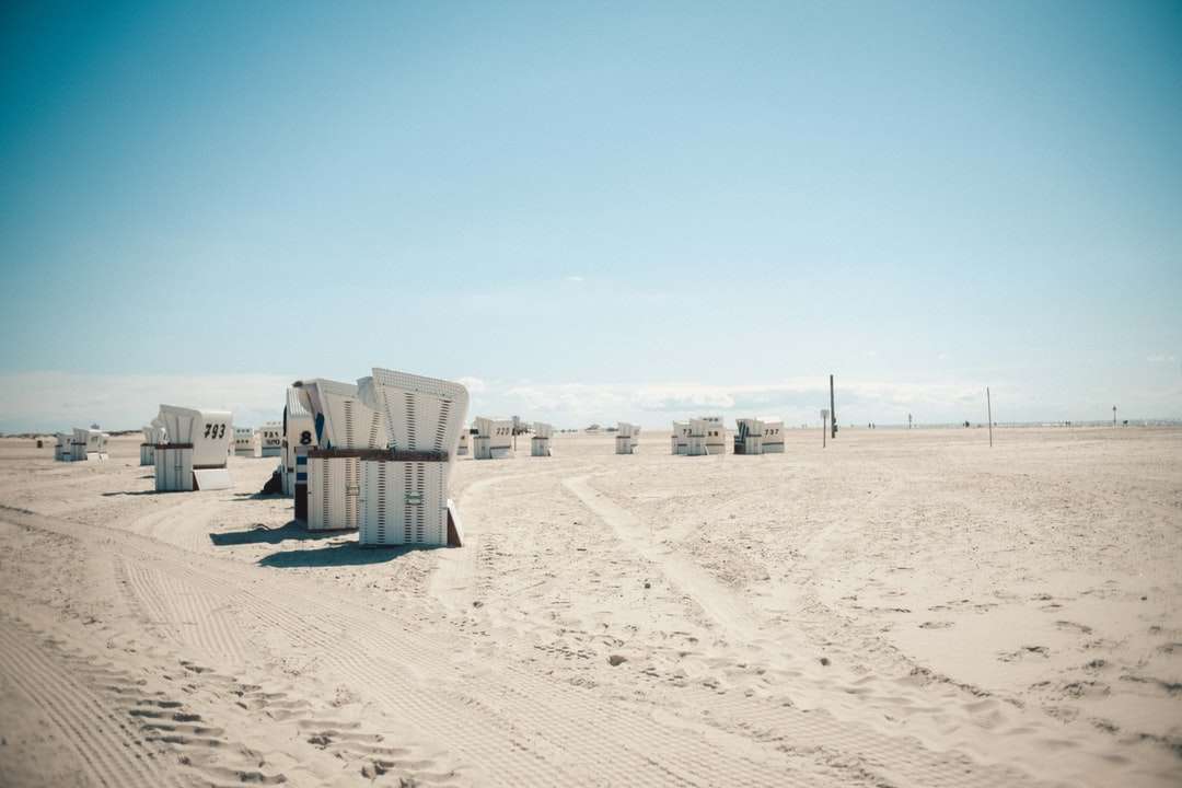 Wit concreet gebouw op woestijn overdag online puzzel