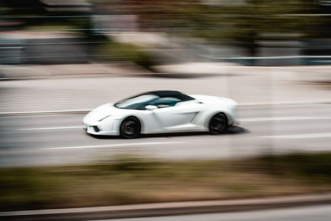 Λευκό Coupe στο δρόμο κατά τη διάρκεια της ημέρας online παζλ