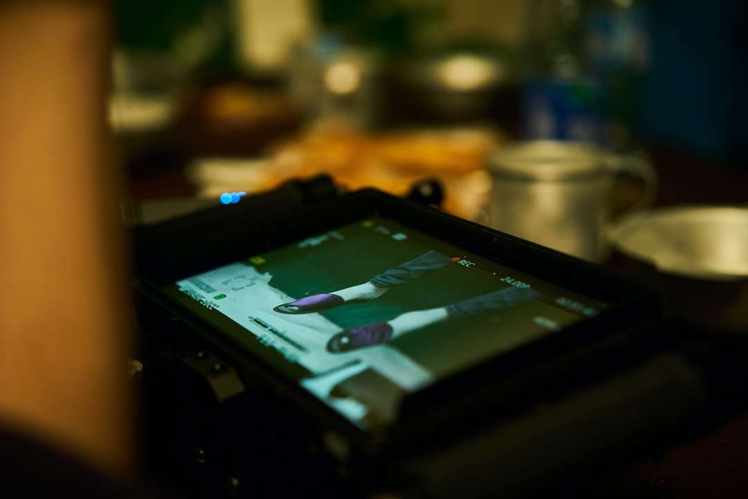 schwarzer Tablet-Computer in Tilt-Shift-Linse eingeschaltet Puzzlespiel online