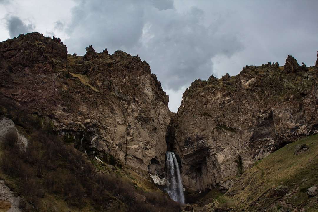 Cachoeiras no meio da montanha rochosa quebra-cabeças online