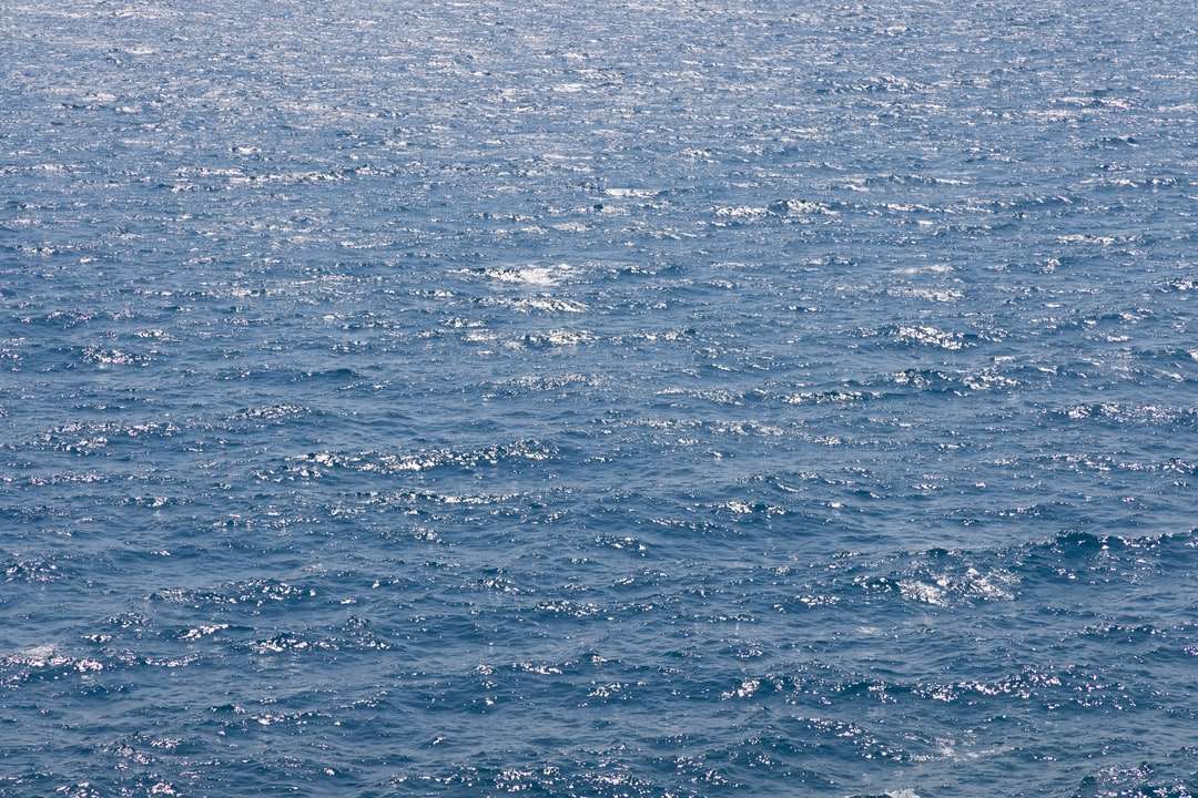 Agua de mar azul durante el día rompecabezas en línea