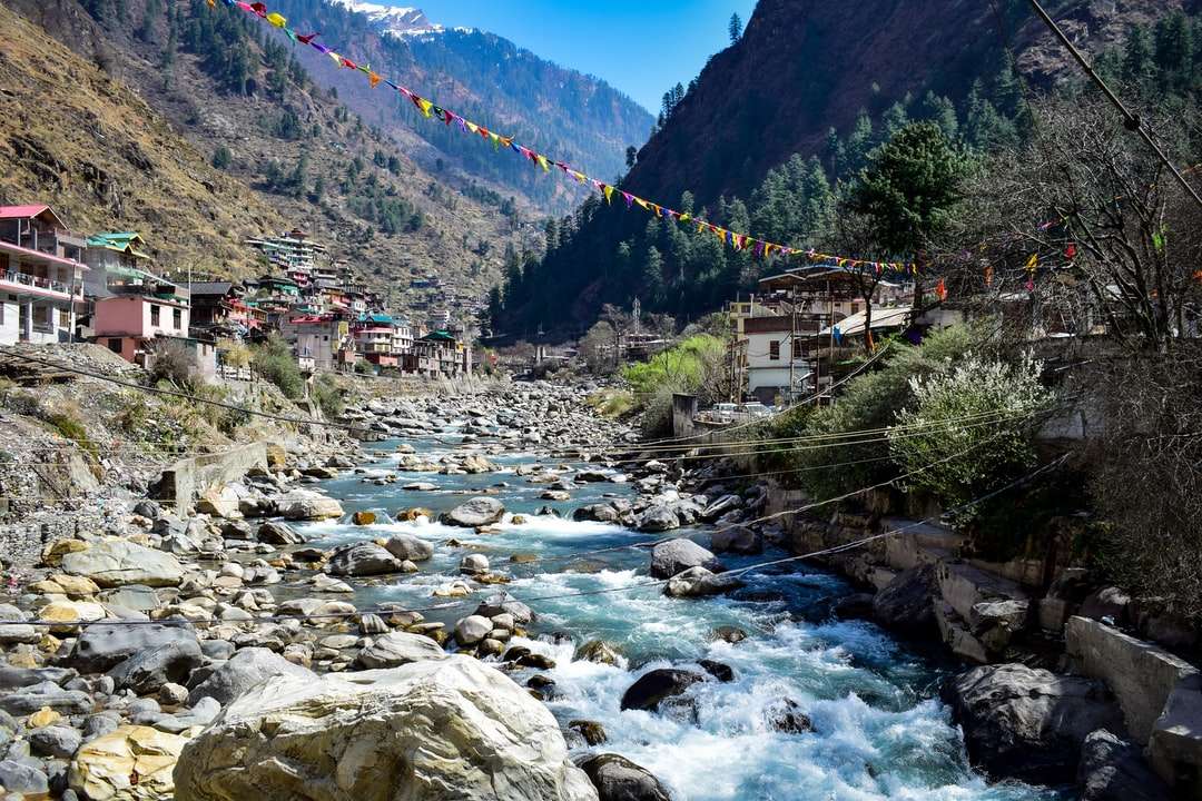 река между зелени планини през деня онлайн пъзел