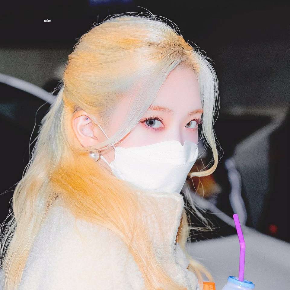 KIM LIP WITH FACE MASK online puzzle
