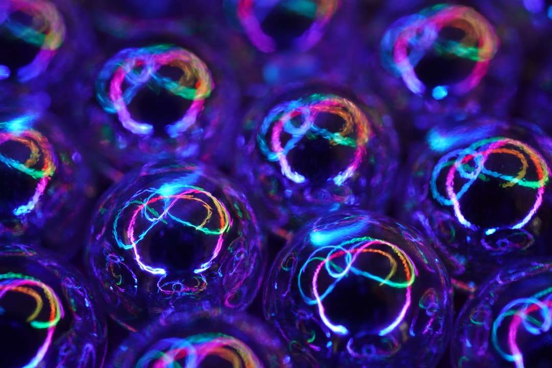 Purpurrote und blaue Blasen in der Nähe von oben Puzzlespiel online