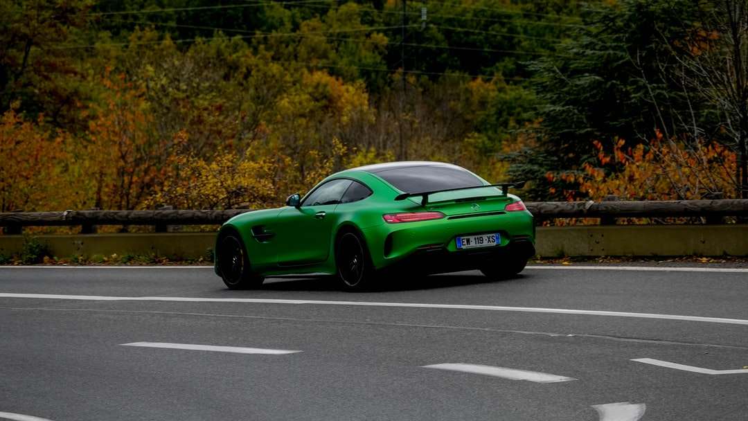 Πράσινο Porsche 911 στο δρόμο κατά τη διάρκεια της ημέρας online παζλ