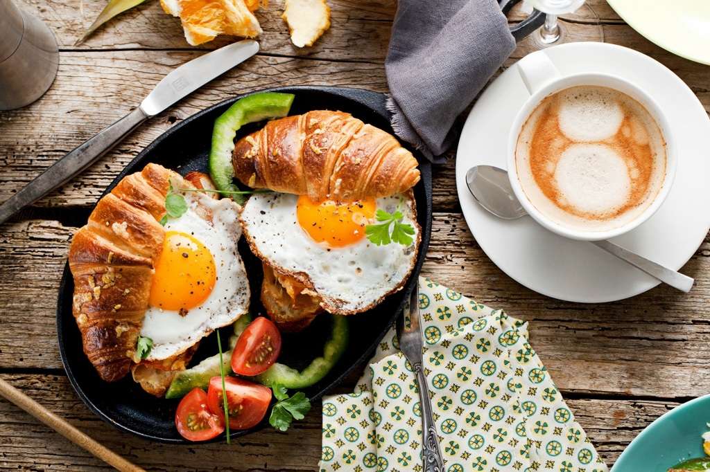 Сніданок на двох пазл онлайн