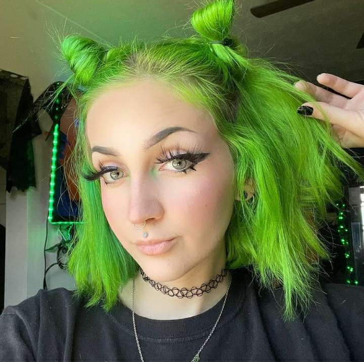 Vacker tjej med grönt hår pussel på nätet