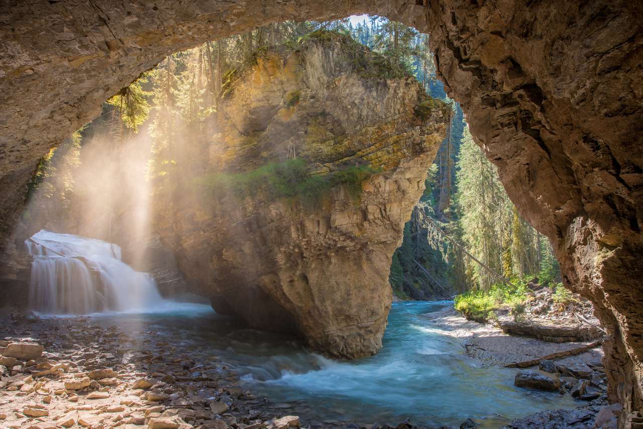 Grotta med vattenfall Pussel online