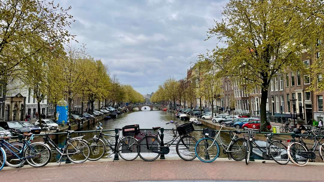 Biciclette parcheggiate su un ponte puzzle online