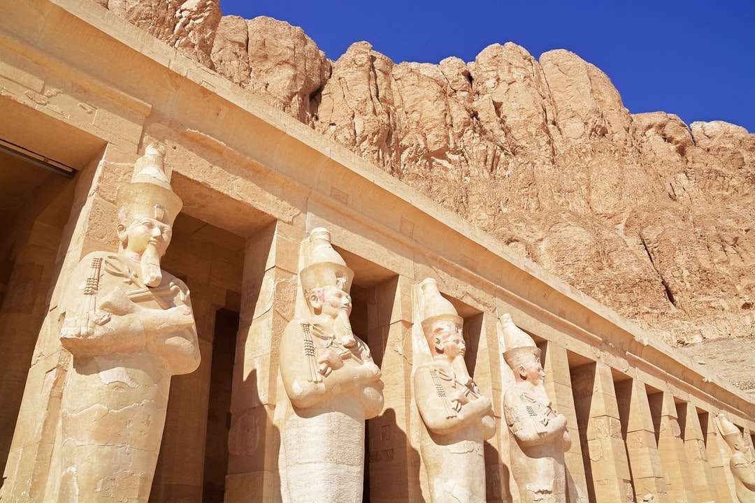 Statui maro beton sub cerul albastru în timpul zilei puzzle online