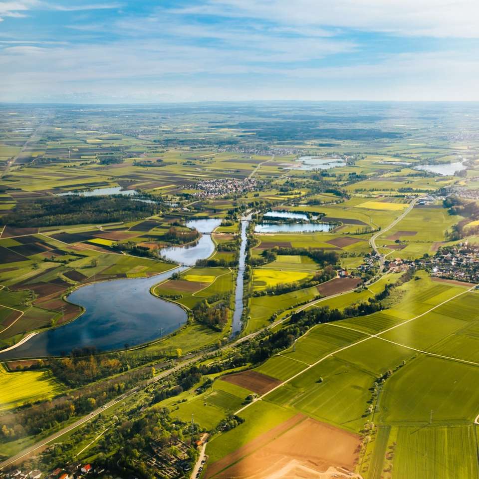 Letecký pohled na zelené pole během dne skládačky online
