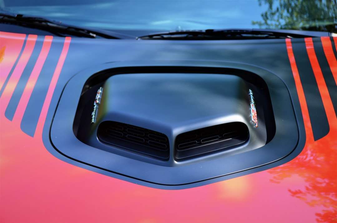 Carro preto e vermelho em close-up fotografia quebra-cabeças online