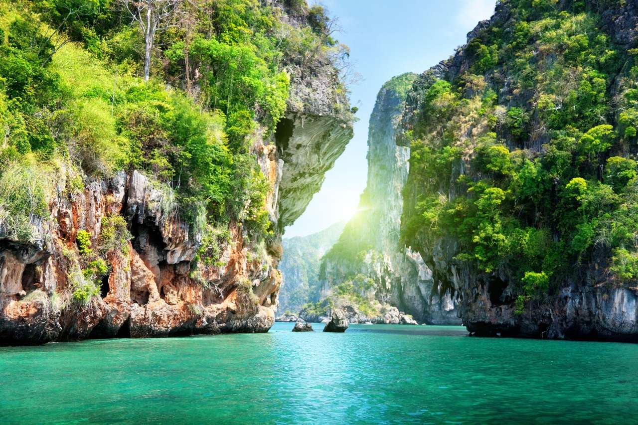 Rocas en el mar en Tailandia rompecabezas