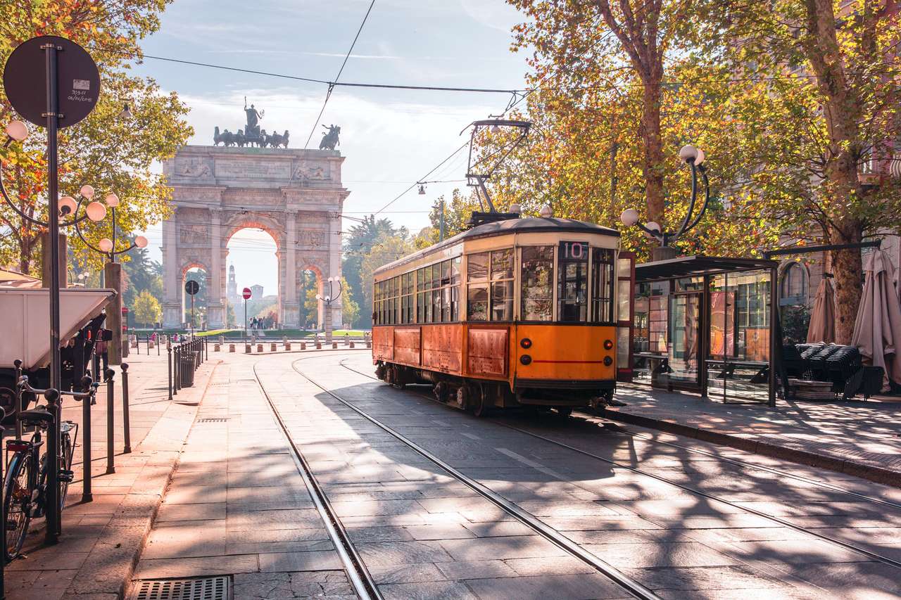 Un tranvía histórico en Milán. rompecabezas en línea