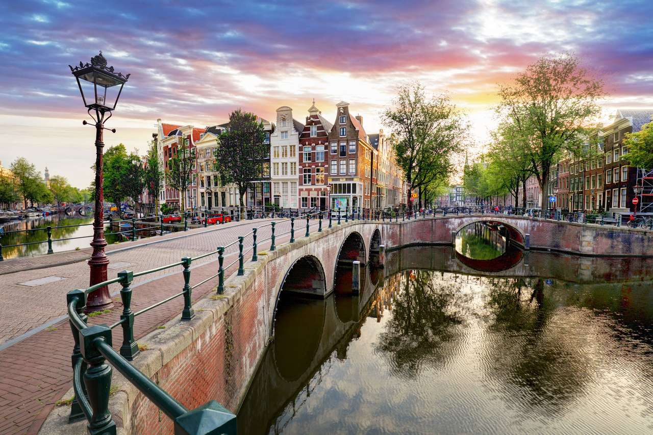 Pont sur le canal à Amsterdam puzzle en ligne