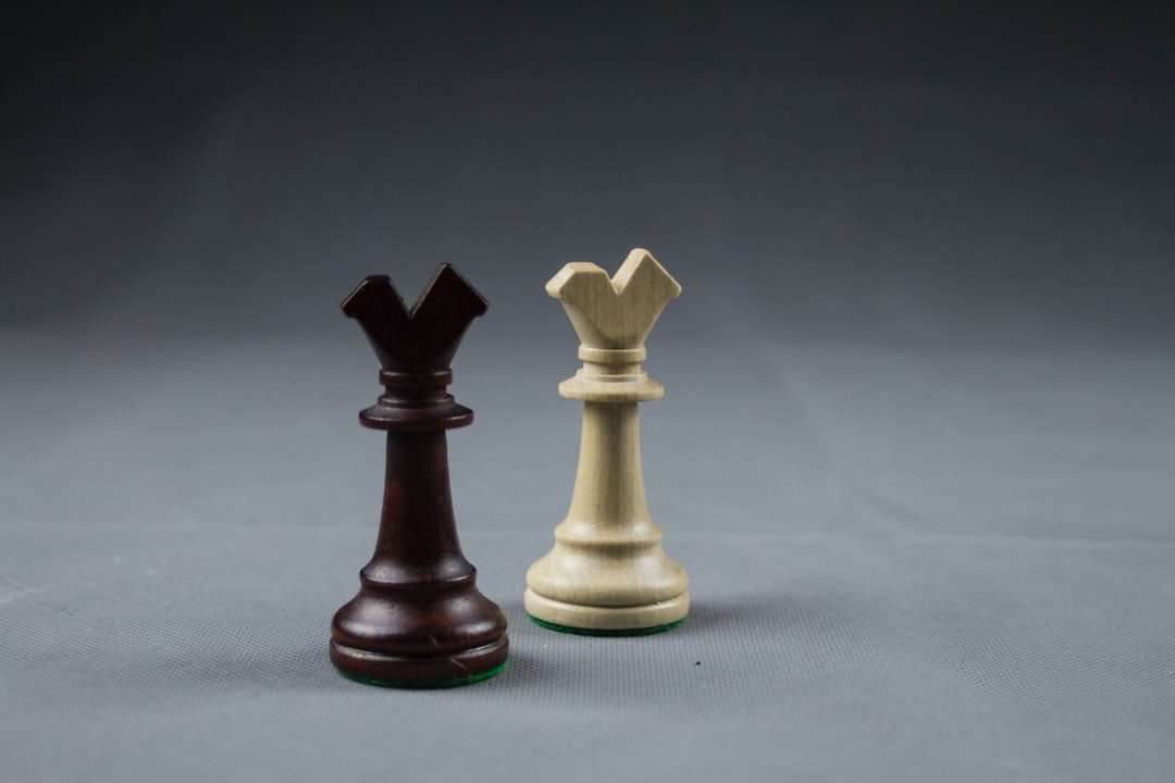 Morceau d'échecs en bois marron sur la table blanche puzzle en ligne