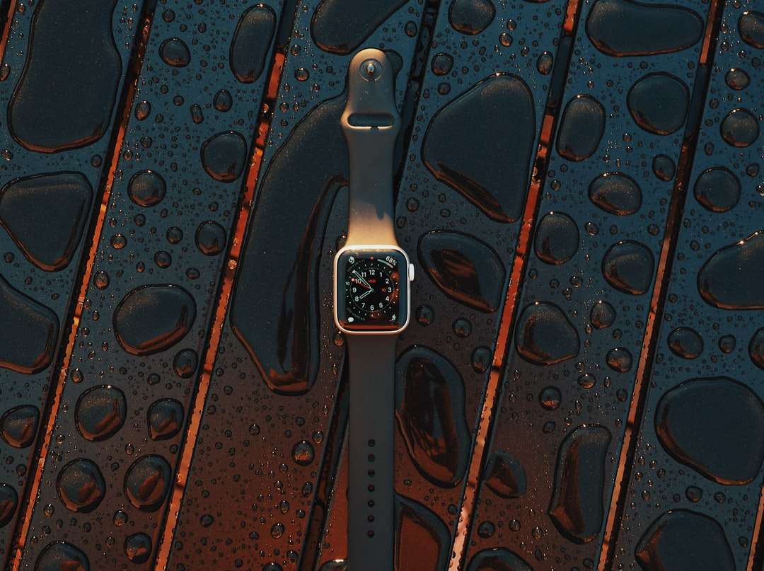 Apple watch com caixa de alumínio prateado com pulseira esportiva branca quebra-cabeças online