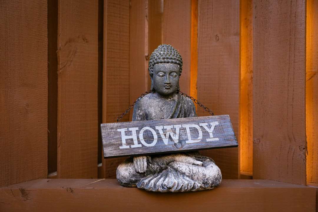 серо-белая бетонная фигурка Будды пазл онлайн