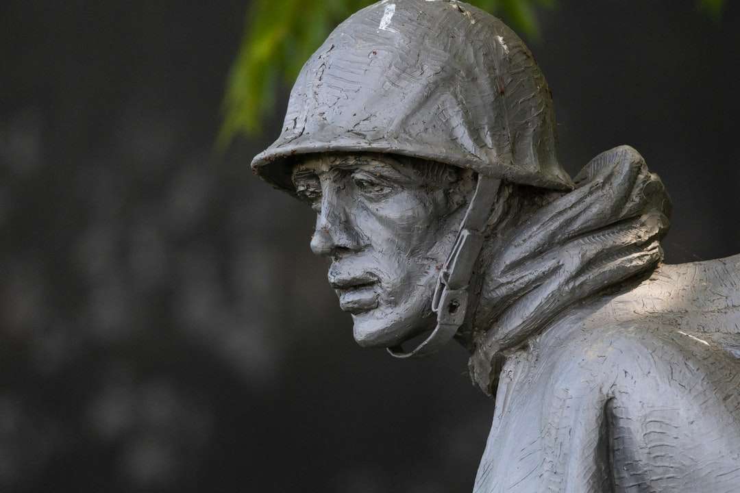 Hombre con estatua de sombrero en fotografía en escala de grises. rompecabezas en línea