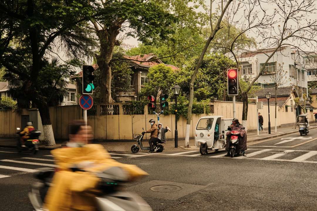 Човек в жълта риза езда мотоциклет по пътя през деня онлайн пъзел