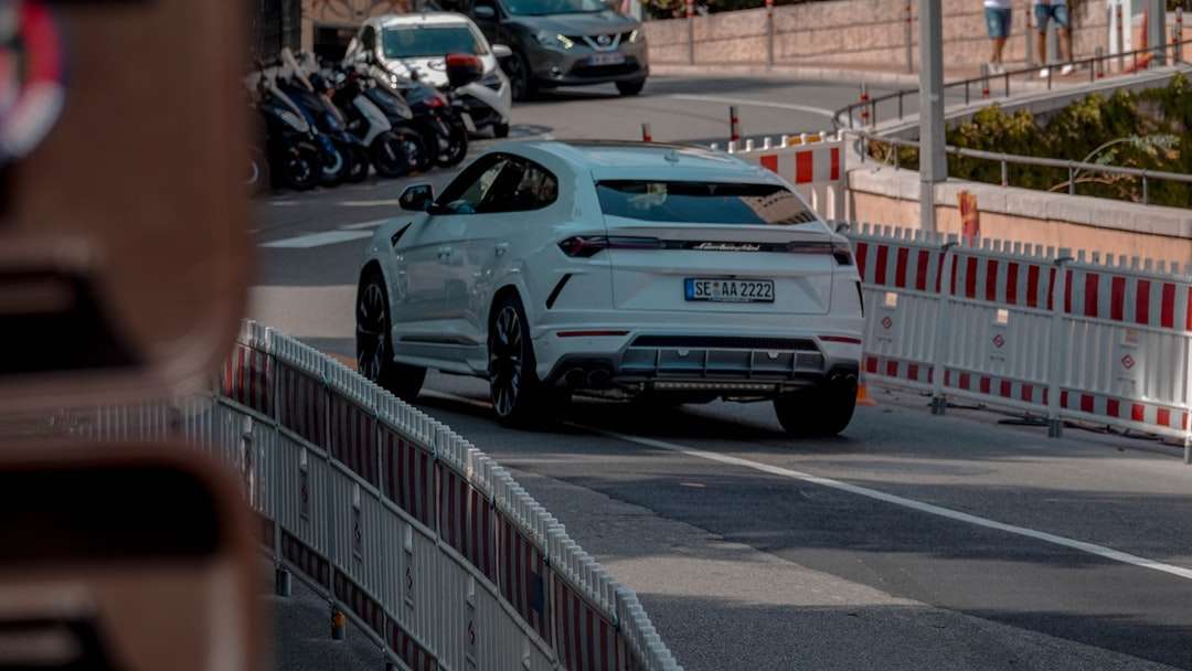 Μπλε BMW X Σειρά σταθμευμένα στο χώρο στάθμευσης κατά τη διάρκεια της ημέρας online παζλ