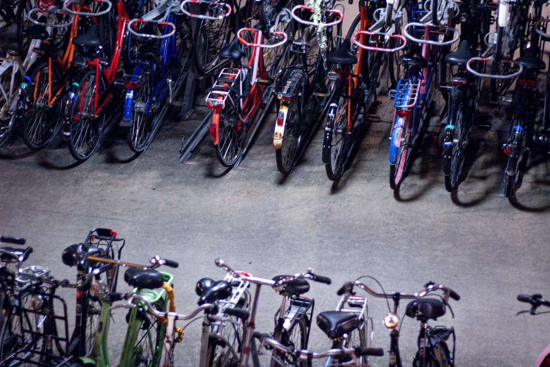 cyklar parkerade på en parkeringsplats Pussel online