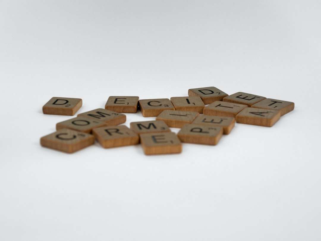 白い表面に茶色の木製ブロック オンラインパズル