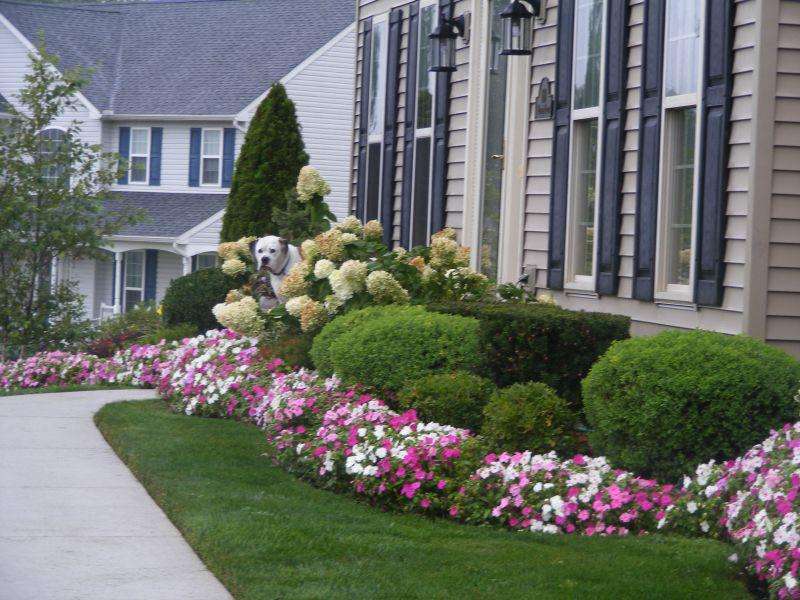 Virágok a ház előtt kirakós online