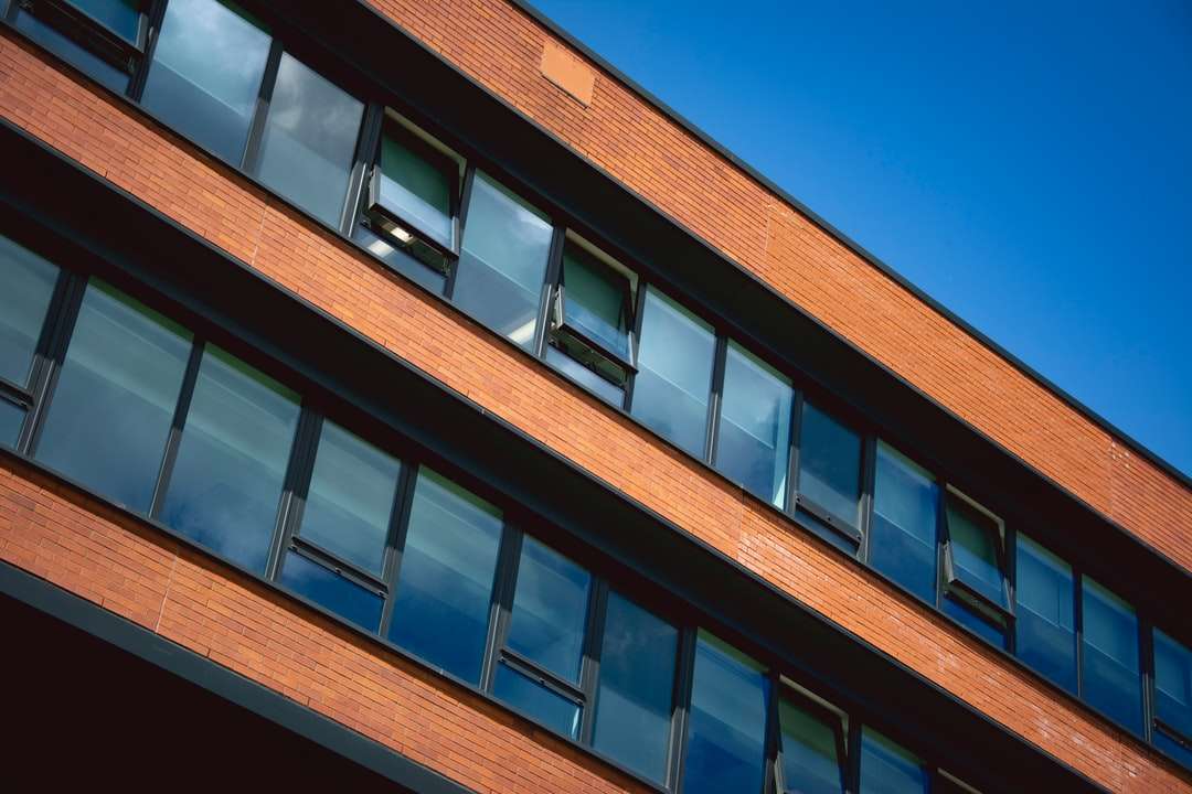 коричневое бетонное здание под голубым небом в дневное время пазл онлайн