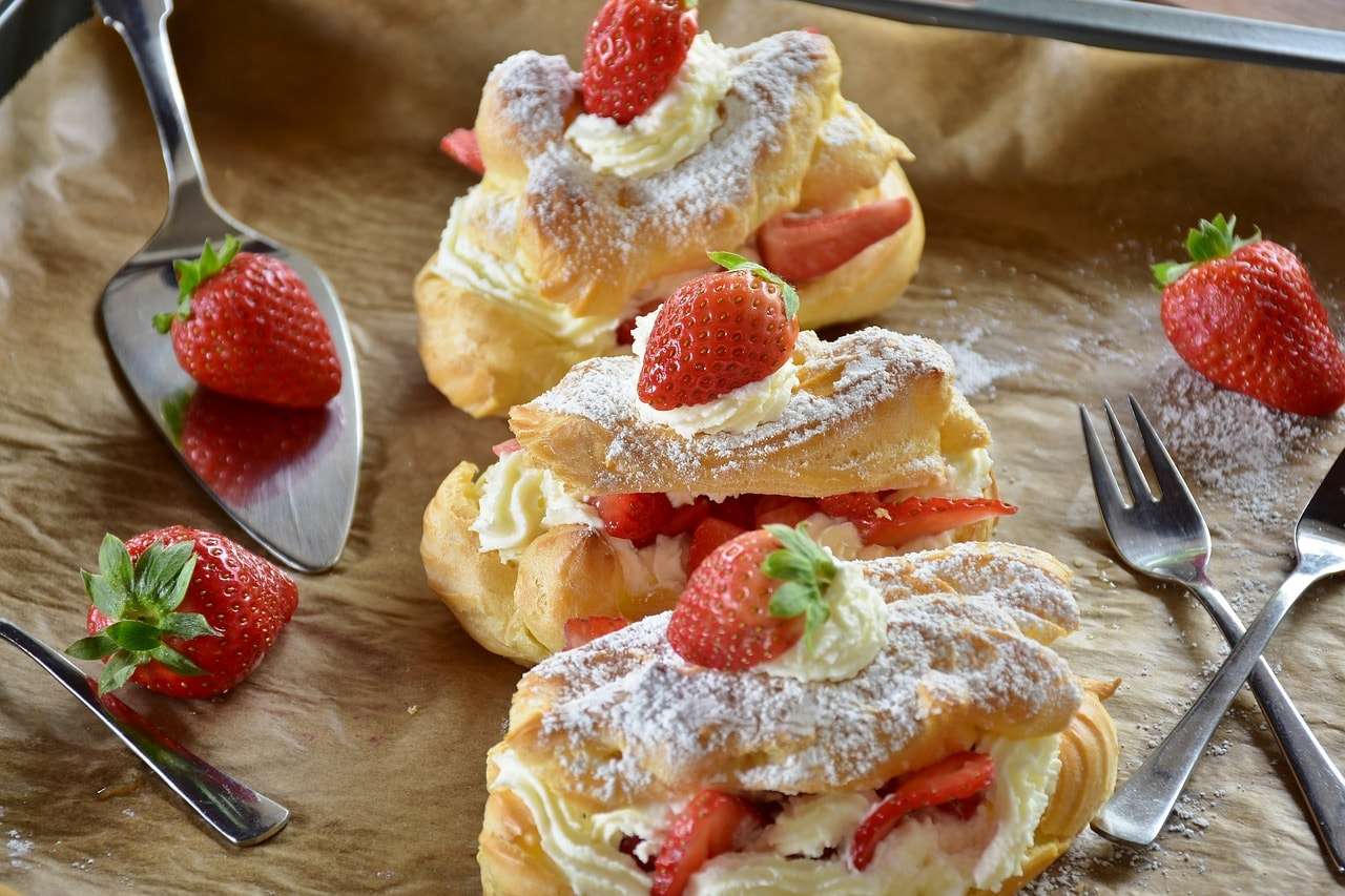 Dessert con panna e fragole puzzle online