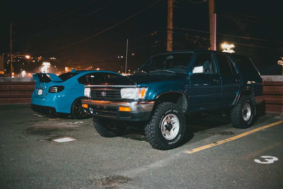 Blauer Chevrolet Crew CAB Pickup Truck auf dem Parkplatz geparkt Puzzlespiel online