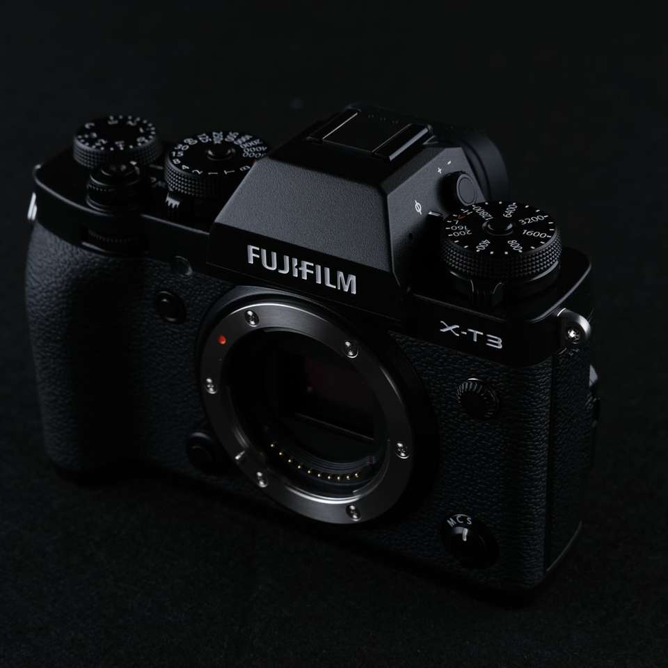 fotocamera reflex nikon nera su superficie nera puzzle online