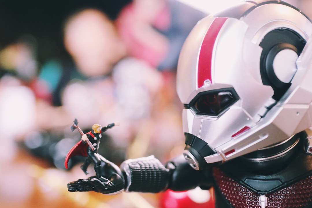 червоно-біла іграшка-робот пазл онлайн
