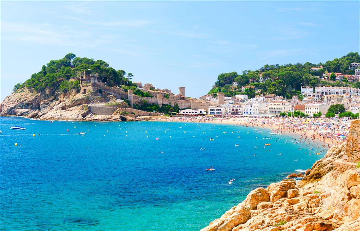Город с пляжем в Каталонии онлайн-пазл