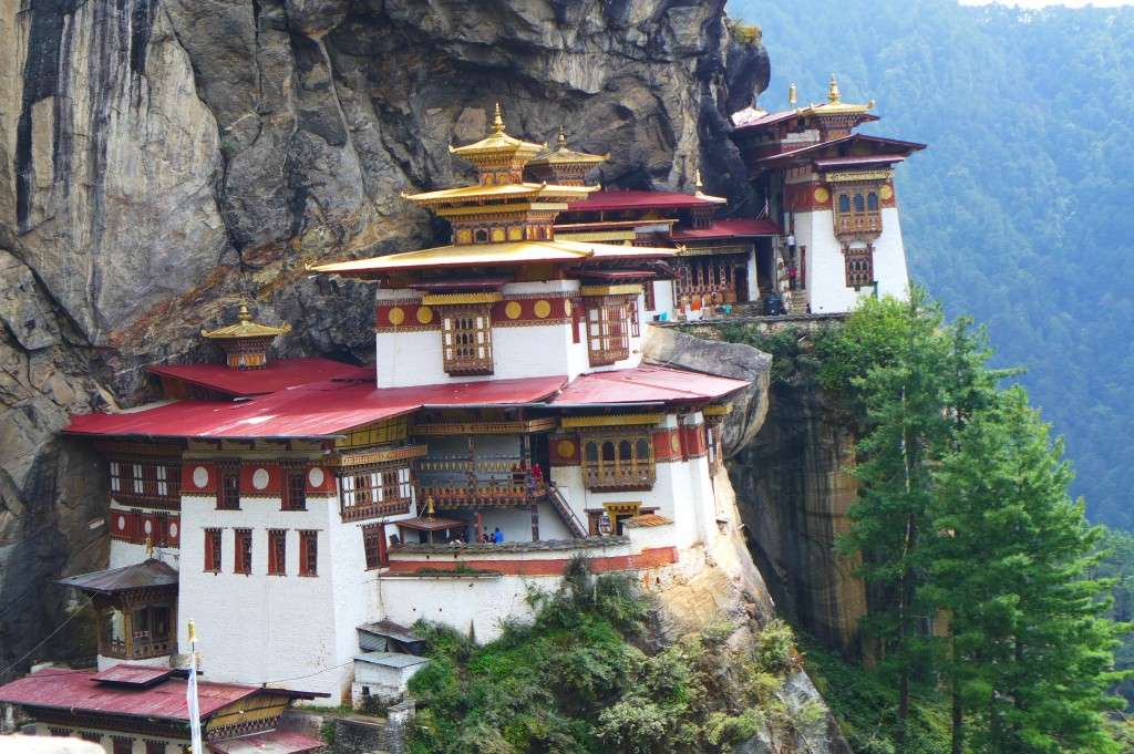 Mănăstirea de pe slotul Rock - Tiger jigsaw puzzle online