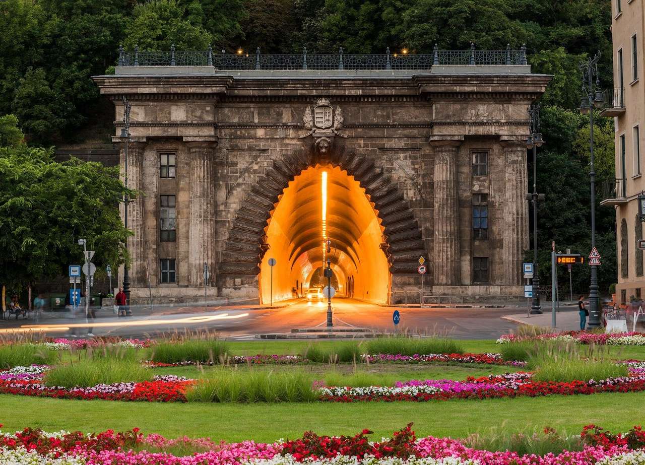 Освещенный туннель в Будапеште пазл онлайн