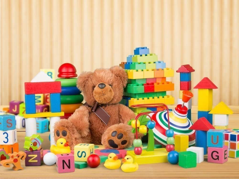 Diferentes juguetes para un preescolar. rompecabezas en línea